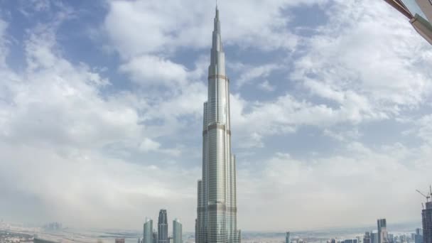 Paniramiczny widok na panoramę Dubaju centrum z centrum handlowym, fontanny i Burdż Chalifa anteny timelapse — Wideo stockowe