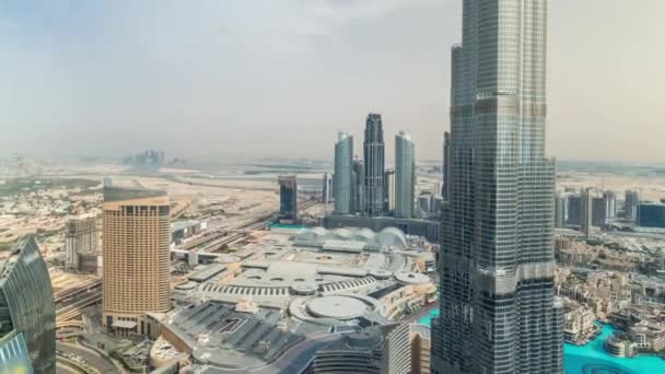 Panoramatické zobrazení panoramatu v Dubaji s nákupním střediskem, fontánami a Burj Khalifa vzdušný časový interval — Stock video