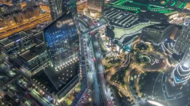 Zaman atlamalı yoğun trafik ve gökdelenler ile Dubai şehir caddesi.