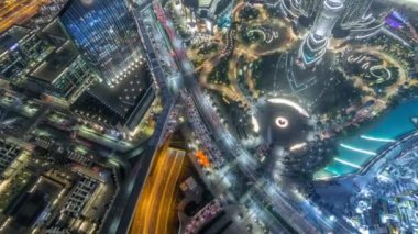Zaman atlamalı yoğun trafik ve gökdelenler ile Dubai şehir caddesi.