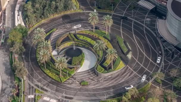 Dubai baixa timelapse com fonte com tráfego em círculo perto da entrada para o arranha-céu mais alto — Vídeo de Stock