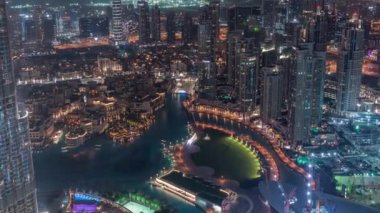 Dubai şehir merkezindeki gökdelenlerin muhteşem havadan görünümü gece saati, Dubai, Birleşik Arap Emirlikleri