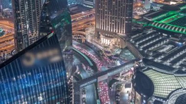 Zaman atlamalı yoğun trafik ve gökdelenler ile Dubai şehir caddesi.