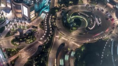 Zaman atlamalı yoğun trafik ve gökdelenler ile Dubai şehir caddesi.