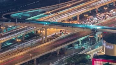 Zaman atlamalı yoğun trafik ve gökdelenler ile Dubai şehir caddesi.
