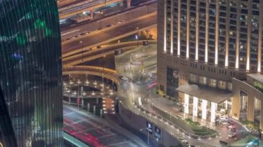 Zaman atlamalı yoğun trafik ve gökdelenler ile Dubai şehir caddesi.