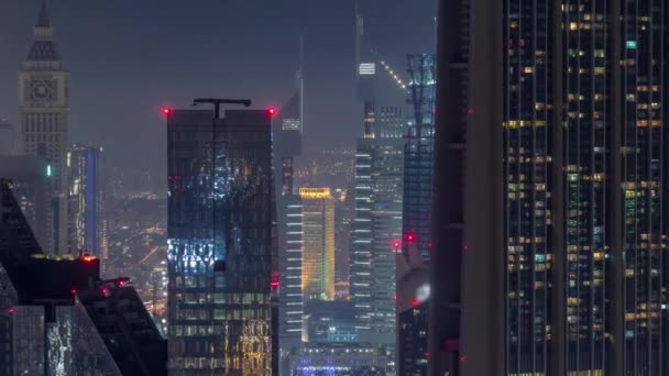 Dubai nemzetközi pénzügyi központ kerületében modern felhőkarcolók éjszakai TimeLapse — Stock videók