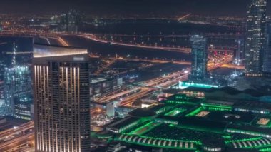 Dubai şehir merkezindeki gökdelenlerin muhteşem havadan görünümü gece saati, Dubai, Birleşik Arap Emirlikleri