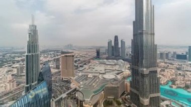 Alışveriş merkezi, çeşmeler ve Burç Halife hava timelapse ile Dubai şehir merkezinde Paniramik siluet görünümü