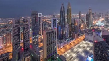 Şeyh Zayed Road ve Difc hava gece Dubai, Bae gündüz timelapse binaların Silueti.