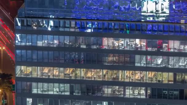 Skyline vy över korsningen trafik på Al Saada Street nära DIFC Night Timelapse i Dubai, UAE. — Stockvideo