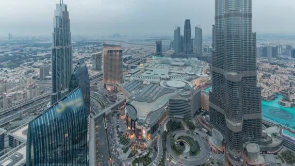 Vista panorámica del horizonte del centro de Dubai con centro comercial, fuentes y Burj Khalifa antena día a noche timelapse — Vídeos de Stock