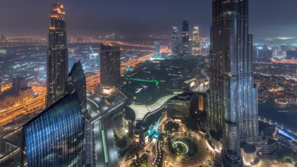 Paniramic Skyline kilátás Dubai belvárosában bevásárlóközpontban, szökőkutak és Burj Khalifa légi éjszaka a nap TimeLapse — Stock videók