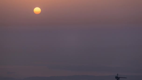 Salida del sol vista de cerca sobre el horizonte de Dubai por la mañana, vista aérea desde el timelapse del centro . — Vídeo de stock