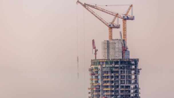 Hochhaus mit gelbem Baukran im Zeitraffer in Dubai im Bau — Stockvideo