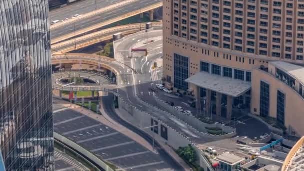 Dubai calle del centro con tráfico ocupado y rascacielos alrededor timelapse . — Vídeo de stock