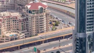 Dubai şehir merkezinde akşam zaman atlamalı karayolu kavşak havadan görünümü.