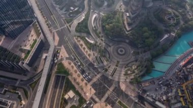Zaman atlamalı yoğun trafik ve gökdelenler ile Dubai şehir caddesi.