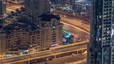 Dubai şehir merkezinde akşam zaman atlamalı karayolu kavşak havadan görünümü.