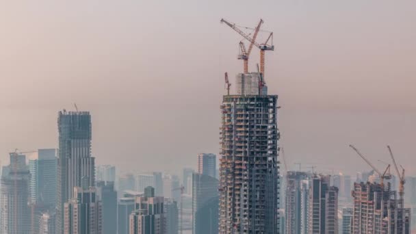 Construção de um novo arranha-céu moderno no Dubai city aerial timelapse, Emirados Árabes Unidos — Vídeo de Stock