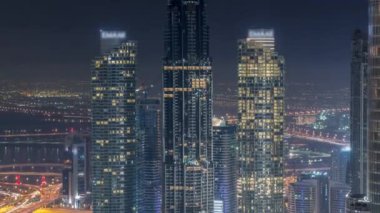 Dubai şehir merkezindeki gökdelenlerin muhteşem havadan görünümü gece saati, Dubai, Birleşik Arap Emirlikleri