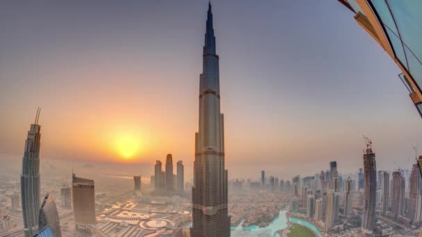 Paniramische Skyline-Ansicht der Dubaier Innenstadt bei Sonnenaufgang mit Einkaufszentrum, Springbrunnen und Burj Khalifa Antenne Zeitraffer am Morgen — Stockvideo