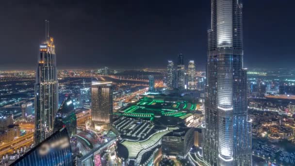 Paniramic látképe Dubai belvárosában sétálóutca, szökőkutak és Burj Khalifa légi éjszaka TimeLapse — Stock videók