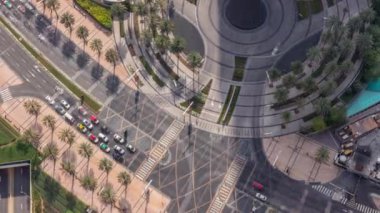 Zaman atlamalı yoğun trafik ve gökdelenler ile Dubai şehir caddesi.