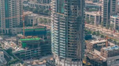 Dubai timelapse sarı inşaat vinç ile inşaat yüksek katlı bina altında