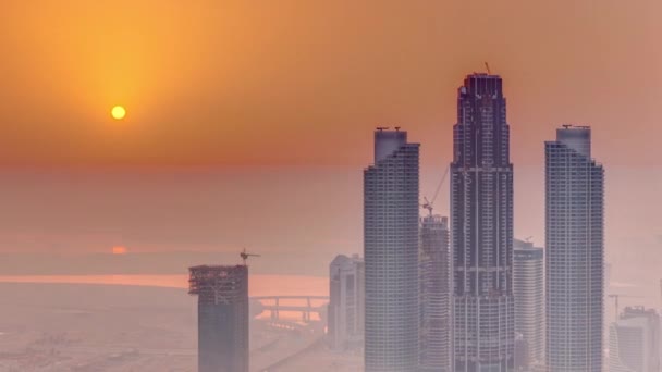 Amazing Sunrise luchtfoto van Dubai Downtown wolkenkrabbers Morning timelapse, Dubai, Verenigde Arabische Emiraten — Stockvideo