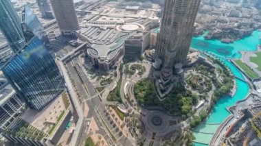 Zaman atlamalı yoğun trafik ve gökdelenler ile Dubai şehir caddesi.