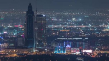 Tipik eski ve modern binalar gece timelapse ile mahalle Zabeel ve Dubai dere havadan görünümü.