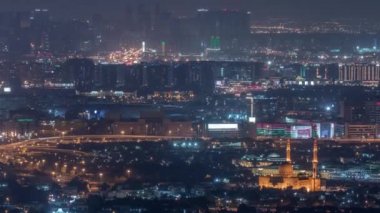 Tipik eski ve modern binalar gece timelapse ile mahalle Zabeel ve Dubai dere havadan görünümü.