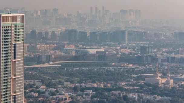 Luchtfoto van buurt Deira en Dubai Creek met typische oude en moderne gebouwen timelapse. — Stockvideo