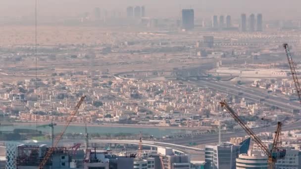 Letecký pohled na oblast Business Bay s staveništi a doprava na dálnici v Dubaji. — Stock video