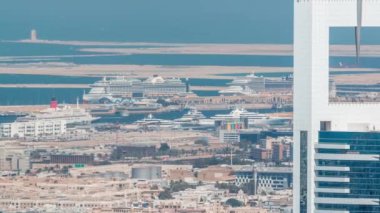 Dubai Şehir Merkezi'nden liman zaman atlamalı havadan görünümü