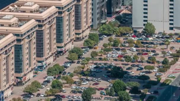 Vista aérea al estacionamiento de vehículos al aire libre en Dubai timelapse centro . — Vídeos de Stock