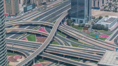Dubai şehir merkezinde otoyol kavşak havadan görünümü timelapse.