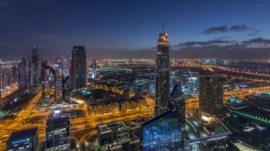 Modern gökdelenler gece gündüz timelapse ile Dubai Uluslararası Finans Merkezi ilçe