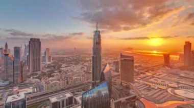 Dubai şehir merkezindeki gökdelenlerin muhteşem gün doğumu havadan görünümü sabah saatinde, Dubai, Birleşik Arap Emirlikleri