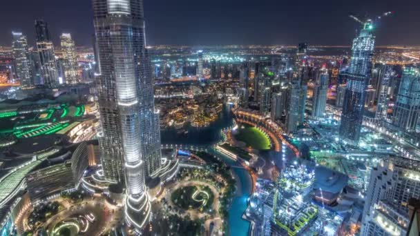 Paniramické Panorama výhled na Dubaj ve městě s nákupním střediskem, fontánami a burou Khalifa vzdušnou noc — Stock video