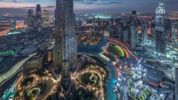 Vue aérienne imprenable sur les gratte-ciel du centre-ville de Dubaï nuit après jour timelapse, Dubaï, Émirats arabes unis — Video