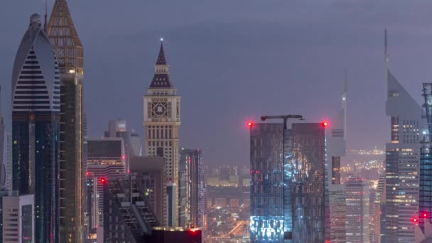 Dubai International Financial Centre district avec des gratte-ciel modernes nuit au jour le jour timelapse — Video