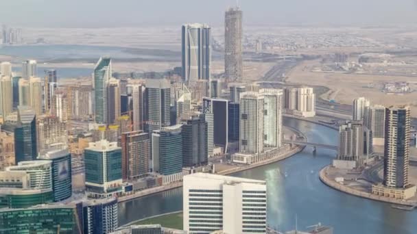 Vista aérea panorámica de las torres de la bahía de negocios en Dubai en el timelapse de la noche . — Vídeos de Stock