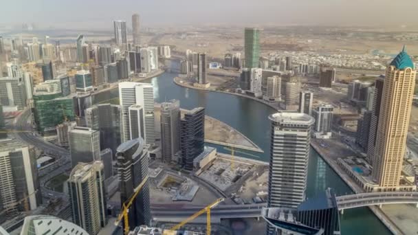 Vue aérienne panoramique des tours de la baie d'affaires à Dubaï au timelapse du soir . — Video