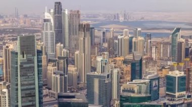 Dubai'deki iş bölümü kulelerinin panoramik havadan görünümü.