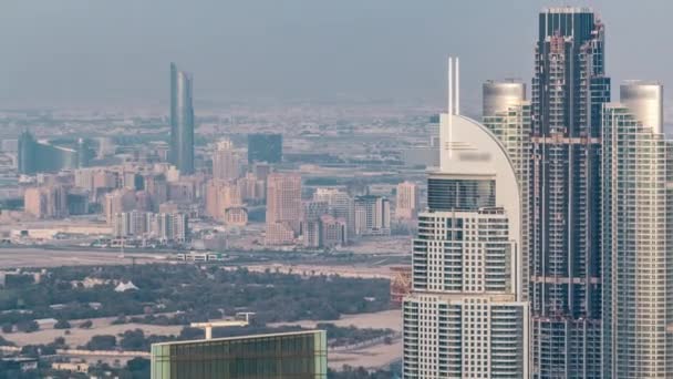 Panoramische luchtfoto van het centrum van torens van Business Bay in Dubai 's avonds timelapse. — Stockvideo