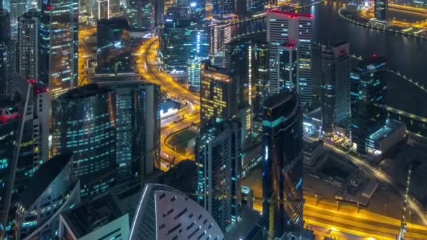 Vista aérea panorámica de las torres de la bahía de negocios en Dubai noche timelapse . — Vídeos de Stock