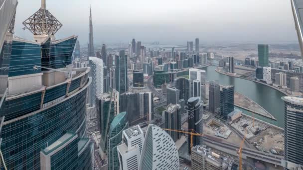 Panoramische luchtfoto van Business Bay Towers in Dubai dag tot nacht timelapse. — Stockvideo