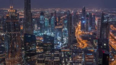 Dubai Downtown silueti fütüristik cityscape birçok gökdelenler ve Burj Khalifa hava gece gündüz timelapse ile.
